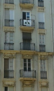 Avenida Perez Galdos, pancarta en ventana