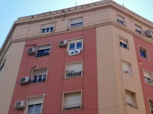 Avenida Perez Galdos, pancarta en ventana